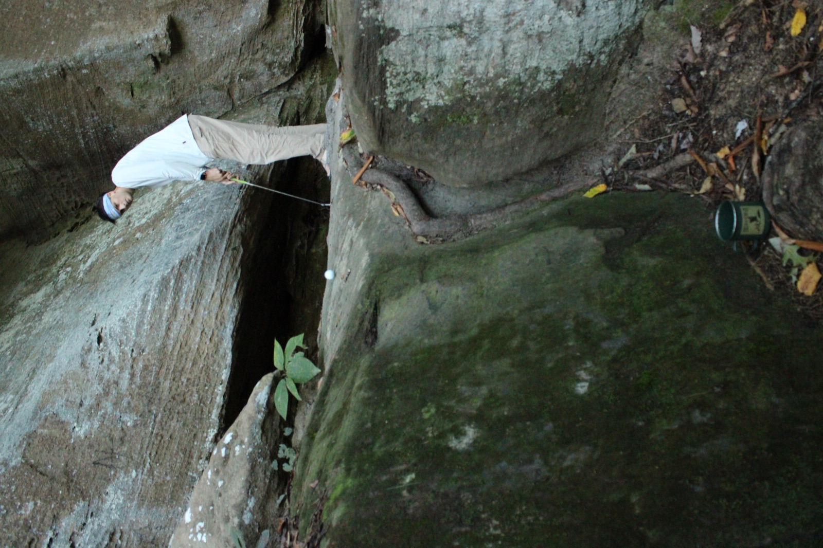 Putting between rock crevice
