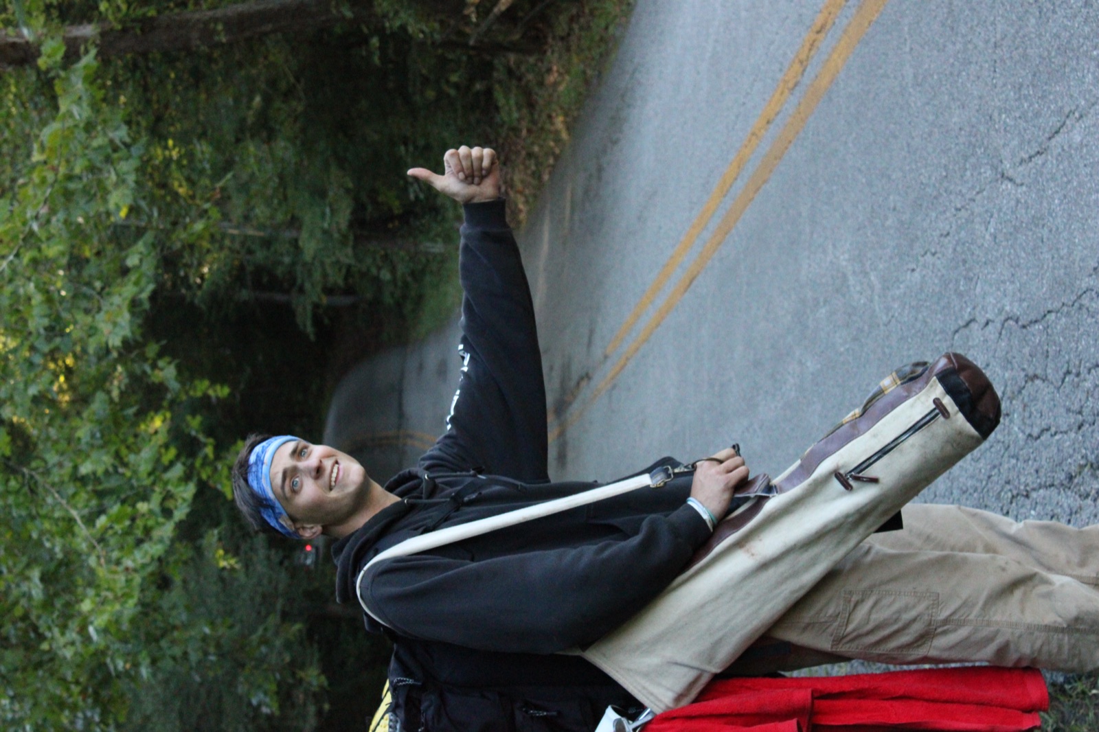 Hitchhiking with golf bag ,  thumbin it